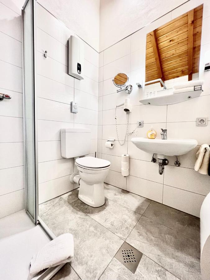 Weinhaus Am Schieferfels Bed & Breakfast Veldenz Dış mekan fotoğraf